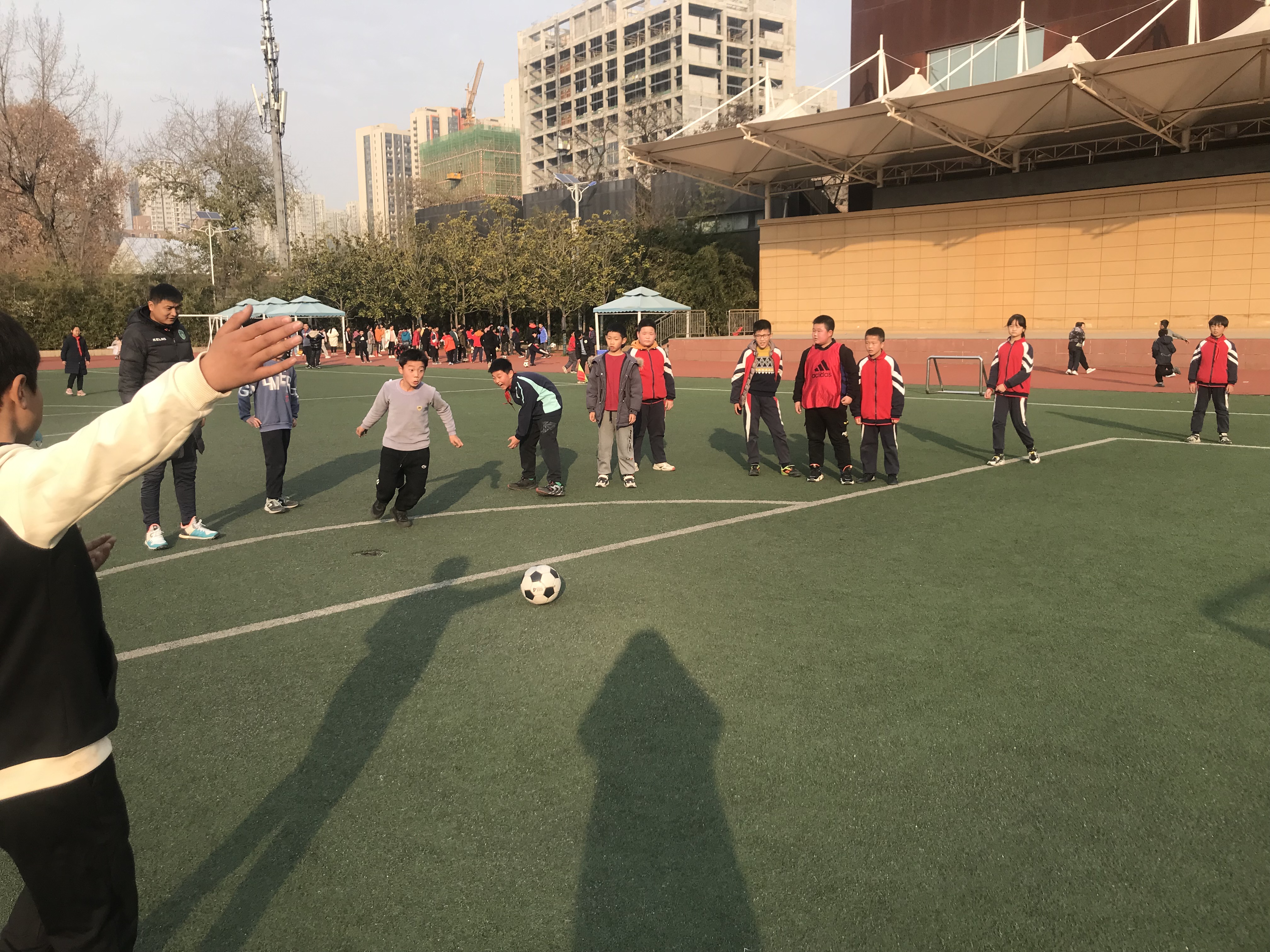 五人足球赛规则图片小学四年级_小学足球赛五人规则图片_五人足球赛最新规则