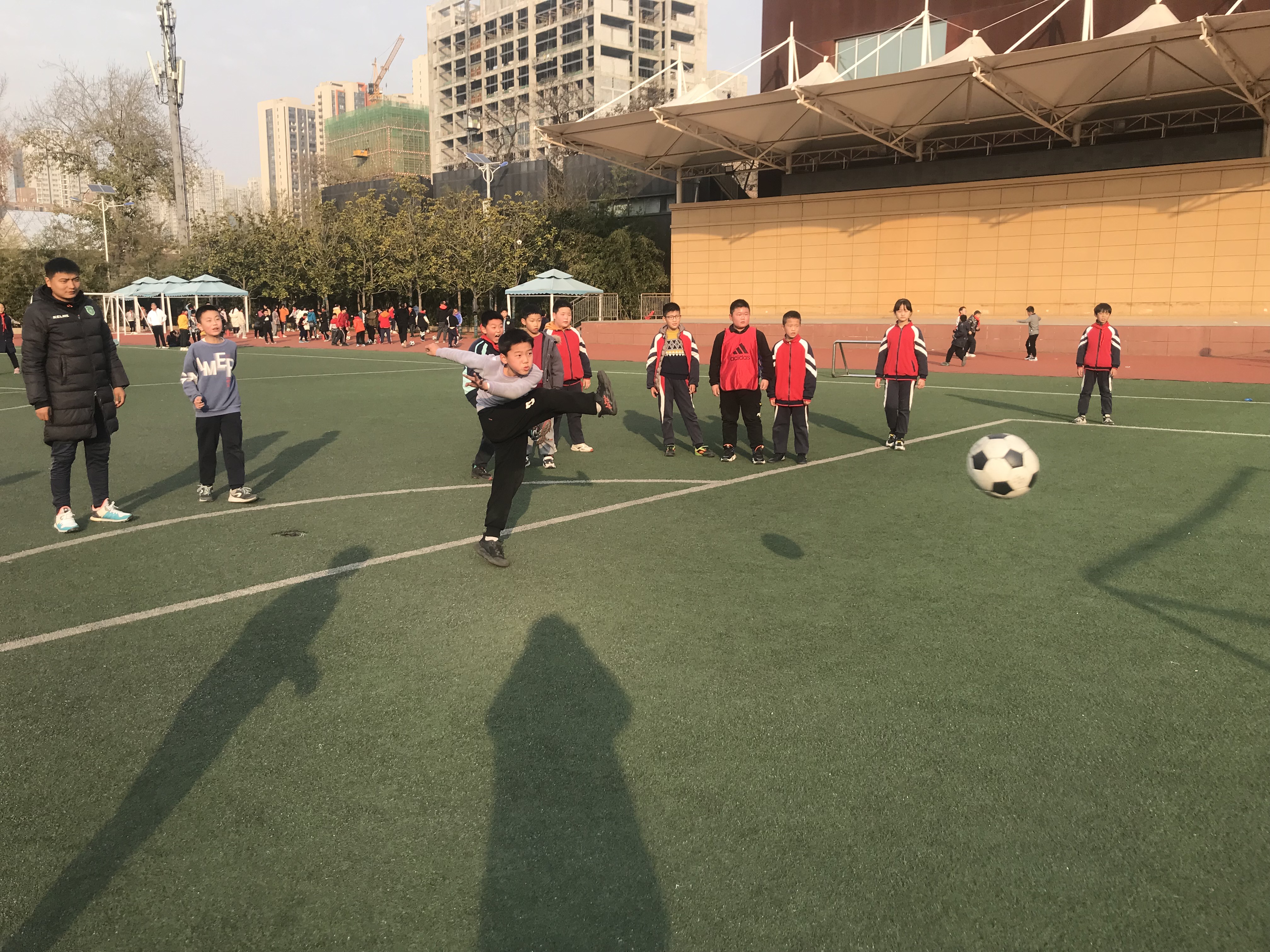 五人足球赛规则图片小学四年级_小学足球赛五人规则图片_五人足球赛最新规则