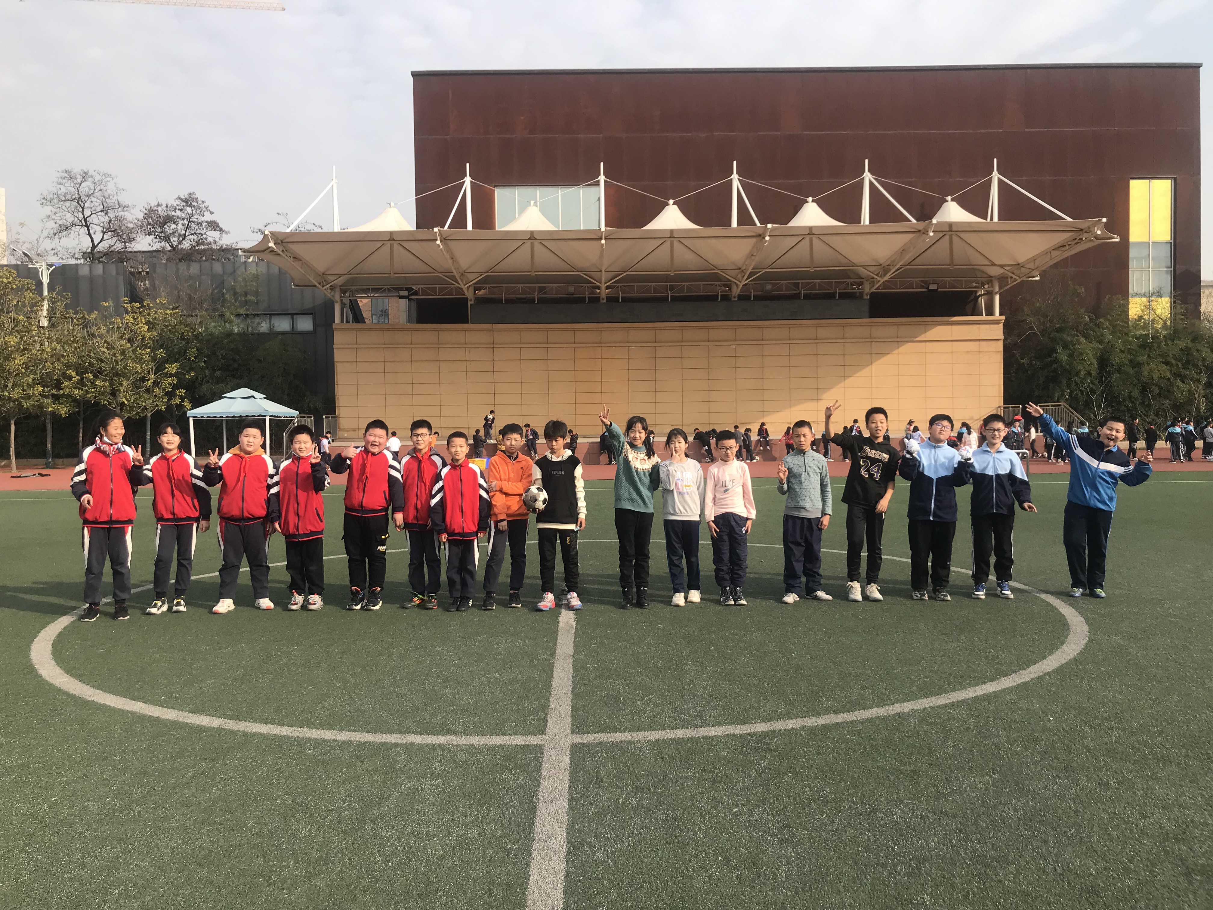 五人足球赛规则图片小学四年级_小学足球赛五人规则图片_五人足球赛最新规则