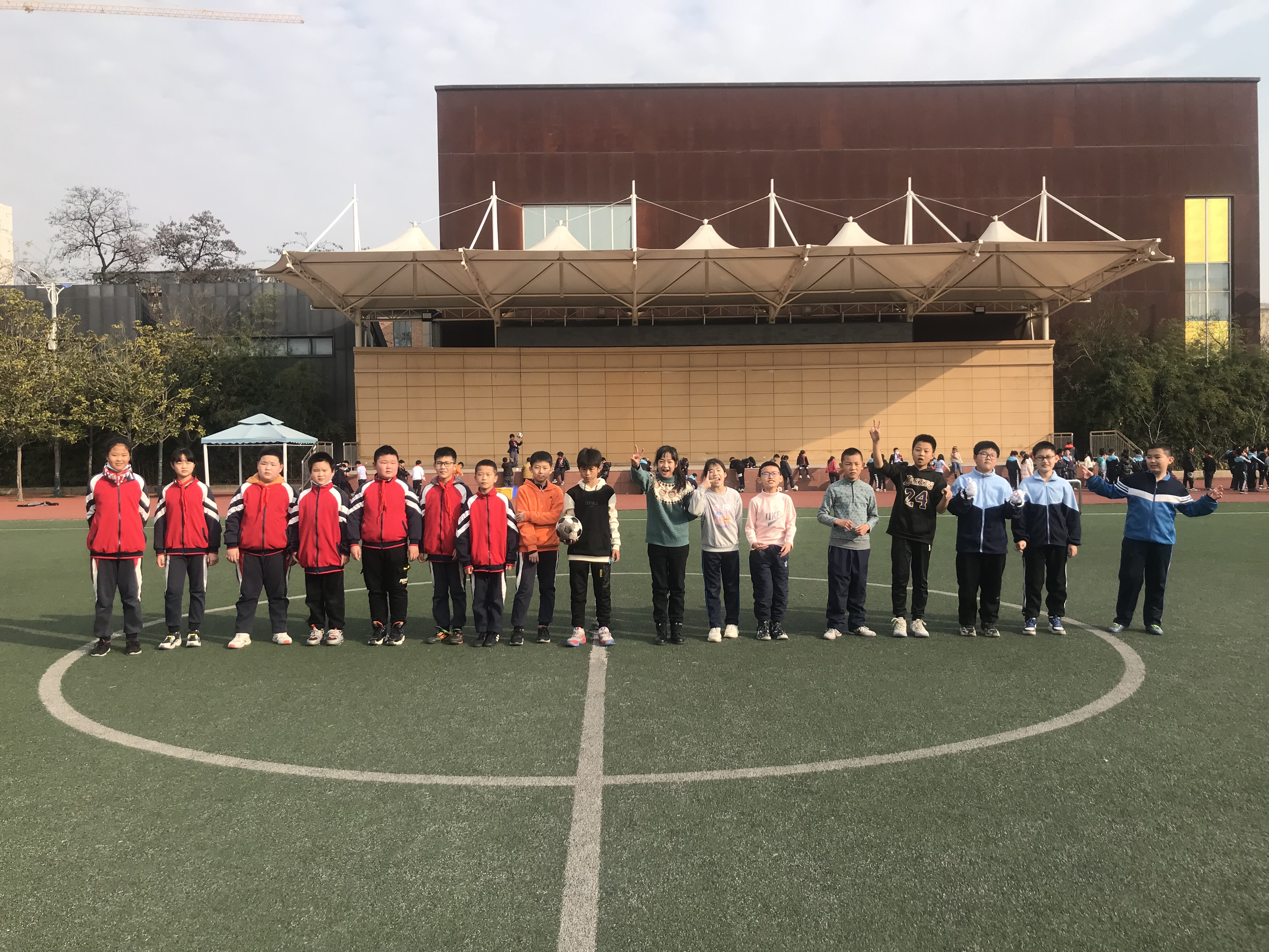 五人足球赛规则图片小学四年级_五人足球赛最新规则_小学足球赛五人规则图片